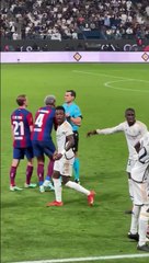 Vinicius chambre le banc du Barça après la victoire 4-1 du Real Madrid
