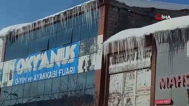 Van'ın o ilçesinde kar kalınlığı 47 santimetreyi buldu! Araçlar kara gömüldü