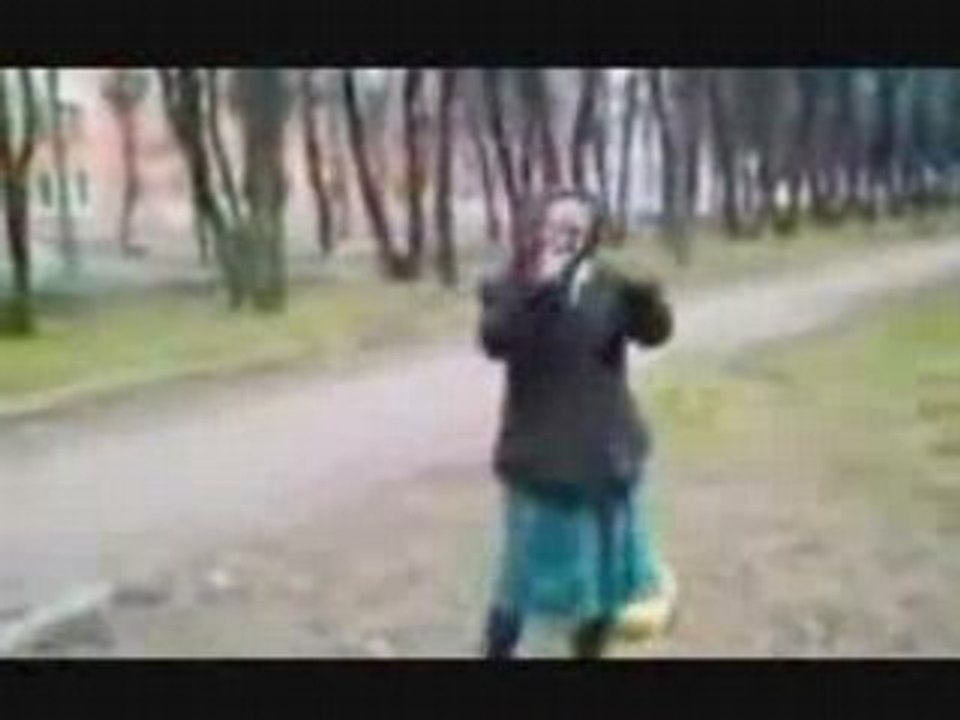 Mamie russe danse la techno