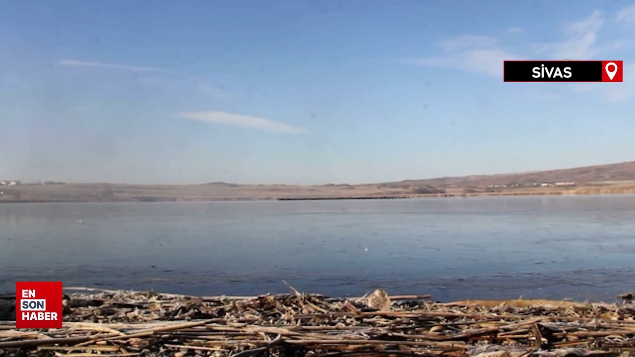 Sivas'ta Hafik Gölü'nün yüzeyi kısmen buz tuttu