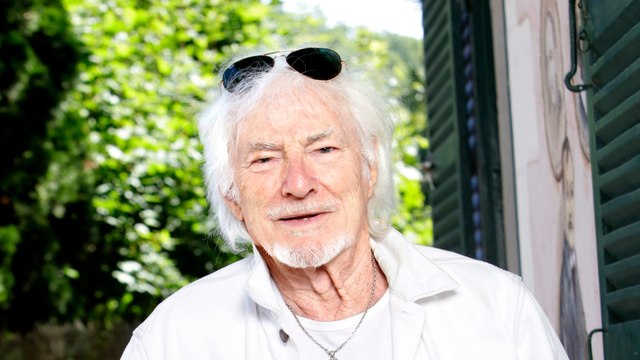 GALA VIDEO - Hugues Aufray sur scène à 94 ans, il révèle son hygiène de vie très stricte : “Pas de cigarette et pas d’alcool”