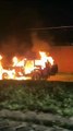 Vehículo explota en el Parque Industrial y alcanza a un camión de bomberos
