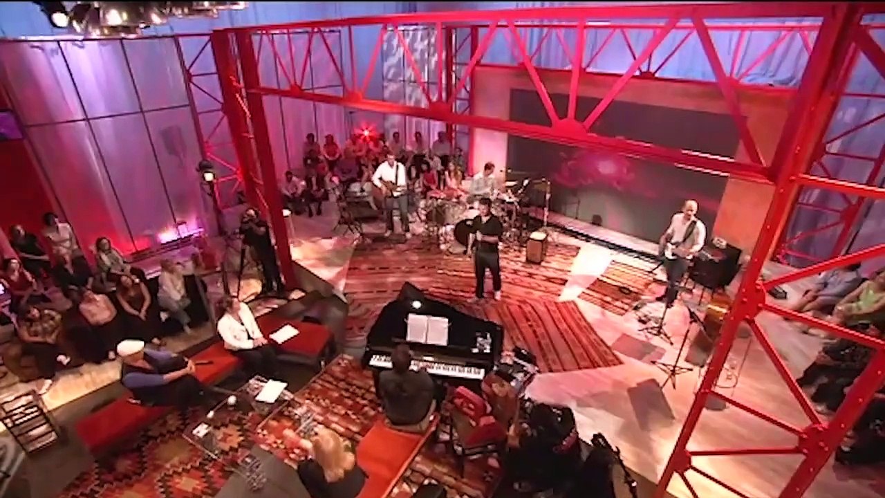 Grégoire chante "Ta main", dédié à ses frères disparus