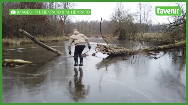 Deux gaumais patinent sur la Semois gelée