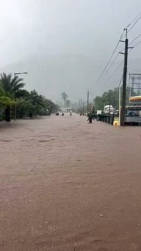 Cyclone Belal : des habitants de Rivière-Noire bravent les inondations