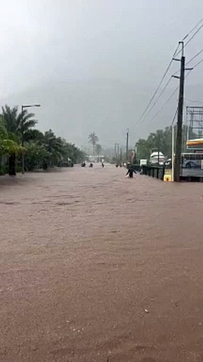 Cyclone Belal : des habitants de Rivière-Noire bravent les inondations