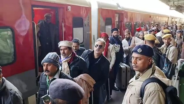 Pakistan Pilgrims: किसी आंखों से छलके आंसू, तो किसी ने मांगी दुआ