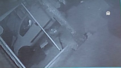 Esenyurt'ta bir aracın iş yerine girdiği anlar güvenlik kamerasına yansıdı