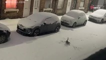 Video: Guarda dalla finestra mentre nevica e scoppia a ridere
