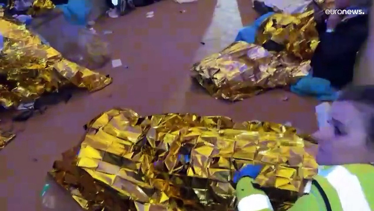 شاهد: من بينهم العرسان.. انهيار أرضية في حفل زف...