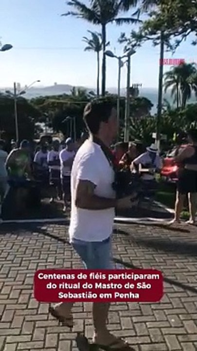 Centenas de fiéis participaram do ritual do Mastro de São Sebastião