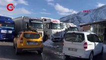 Hakkari-Şırnak karayolu kar ve çığ riski nedeniyle trafiğe kapatıldı