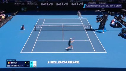 Tải video: Australian Open Shot of the Day: Tsitsipas hits insane over-the-net winner