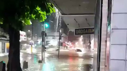 Mies navigoi vesijetillä tulvaveden keskellä Rio de Janeirossa 🌊