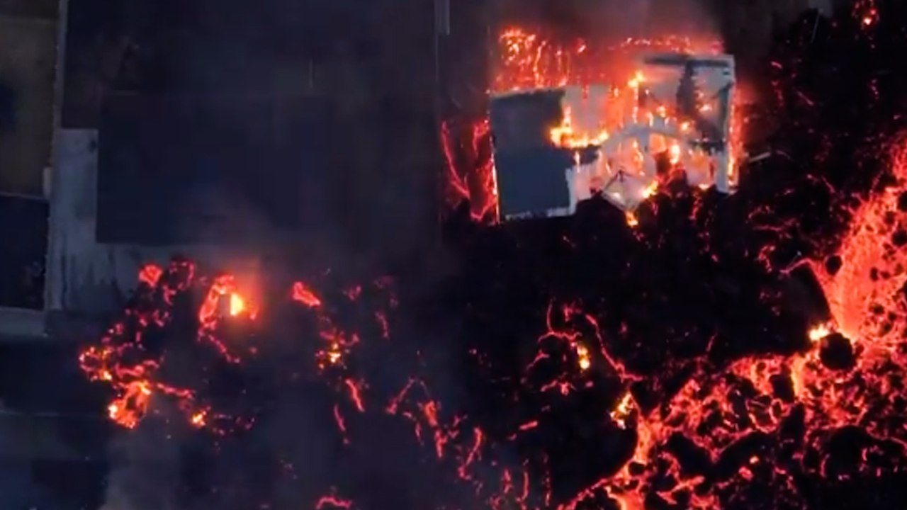 Éruption volcanique en Islande : à Grindavik, des maisons englouties par la lave