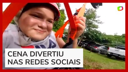 Menina viraliza com reação ao ficar presa em tirolesa: 'Devendo uma coca para o tio’