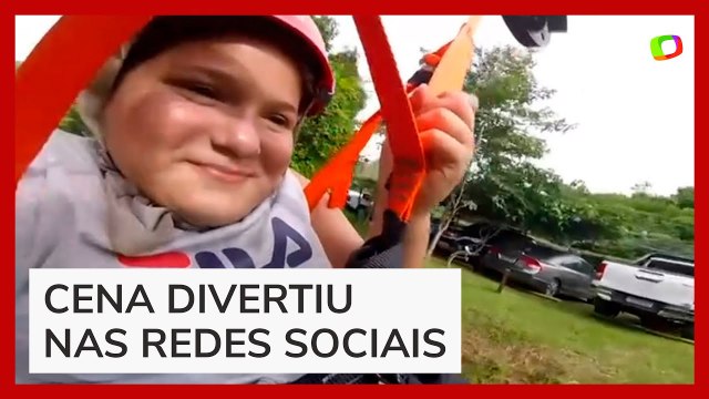 Menina viraliza com reação ao ficar presa em tirolesa: 'Devendo uma coca para o tio’