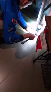 Il découvre un serpent bien caché dans la baie vitrée