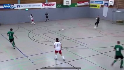 Un joueur de futsal ouvre la mauvaise porte pendant un match... oups