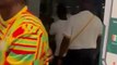 مشجع غاضب يقتحم فندق إقامة منتخب غانا بعد الخسارة أمام كاب فيردي #AFCON2023 #يلا_كورة