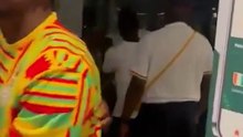 مشجع غاضب يقتحم فندق إقامة منتخب غانا بعد الخسارة أمام كاب فيردي #AFCON2023 #يلا_كورة