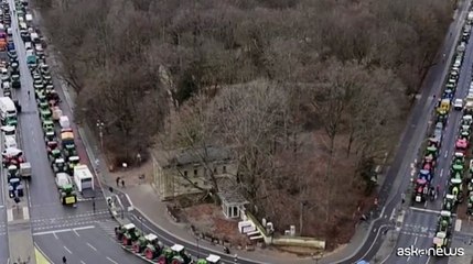 "Ognuno contribuisca". Lindner fischiato dagli agricoltori a Berlino