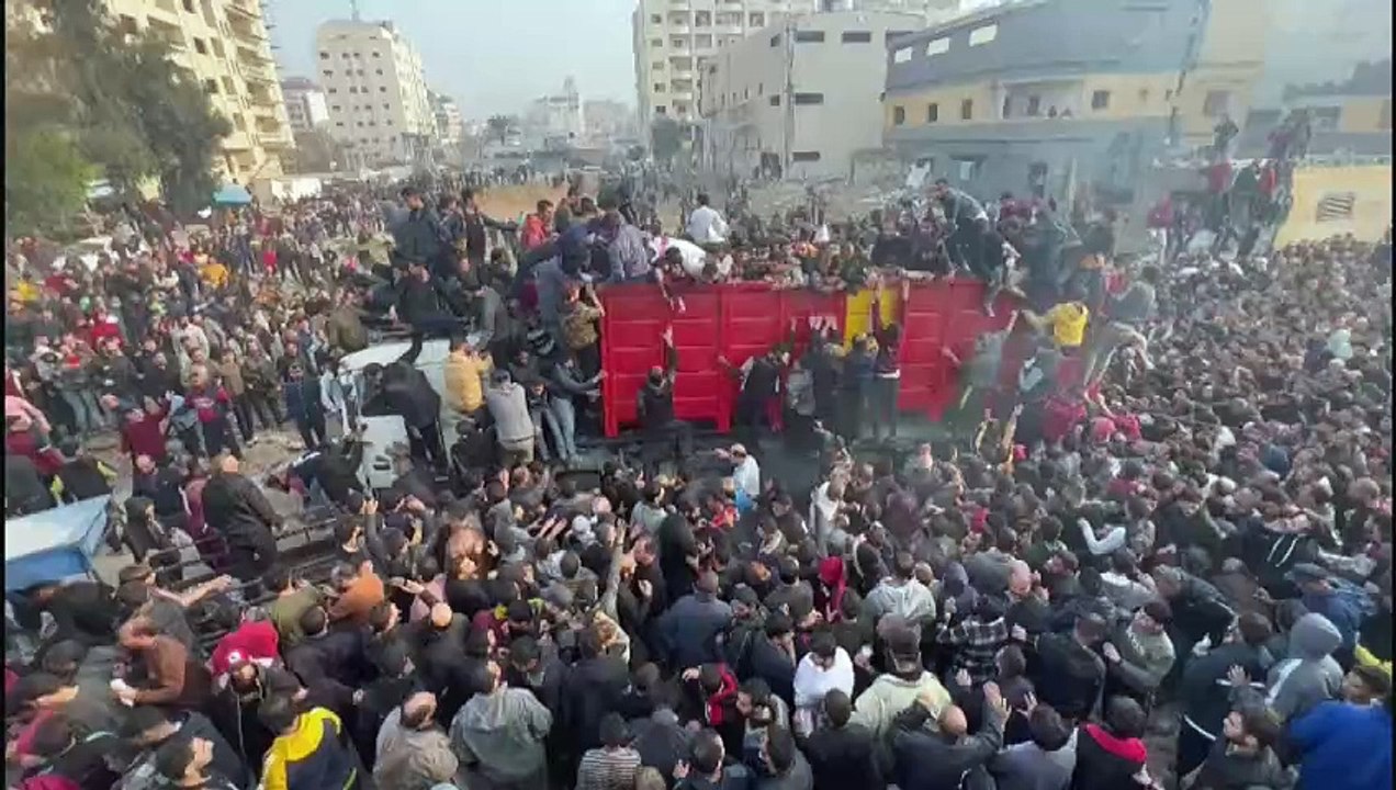 Hungernde Palästinenser stürmen Lastwagen mit Hilfsgütern