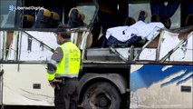 Muere una joven al volcar un camión sobre un autocar en Lorca
