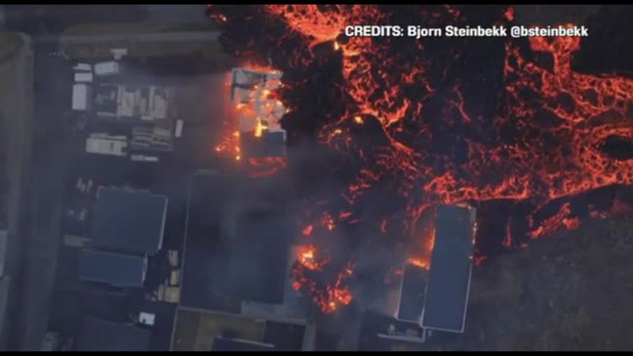 Nuove drammatiche immagini della lava che ha invaso le strade di Grindavik