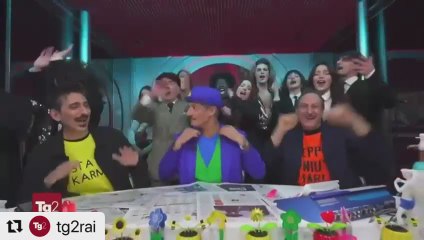 Sanremo, Fiorello 'scrittura' la giornalista del Tg2 Manuela Moreno - Video