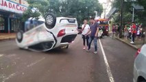 Ford Ka capota após colisão com Fiesta na Rua Erechim