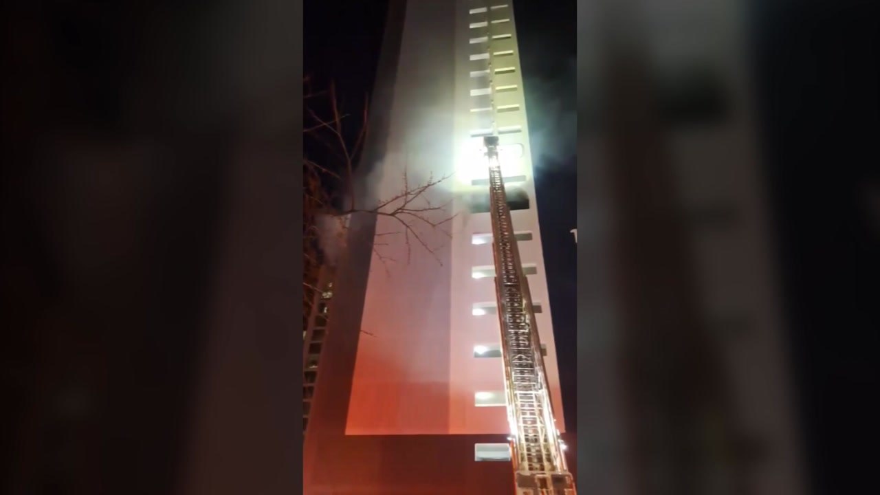 경북 영천시 아파트에서 불...주민 4명 연기흡입 / YTN