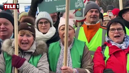 Onbinlerce çiftçi traktörleriyle Berlin'i kuşattı: Direne direne kazanacağız