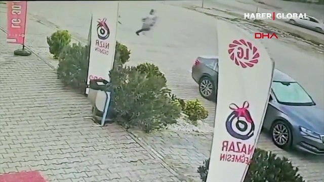 Başıboş köpeklerin saldırdığı çocuğu esnaf ve otomobil sürücüsü kurtardı! İşte o anlar