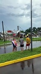 Destrozos y voladuras de techos en Las Breñas.
