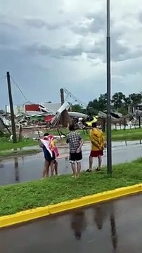 Destrozos y voladuras de techos en Las Breñas.
