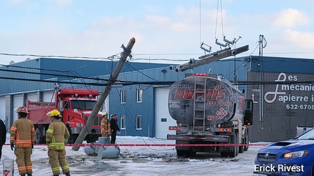 Fils électriques accrochés à Candiac (Le Reflet - Erick Rivest)