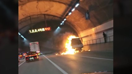 외곽순환고속도로 달리던 화물차 불...출근길 도로 통제 / YTN