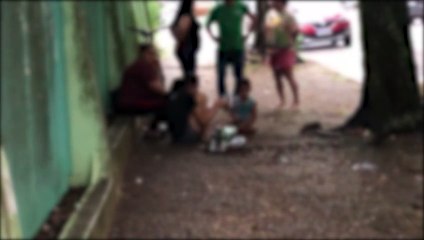 Populares salvam mulher com problemas pulmonares em meio ao trânsito