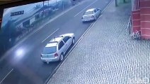 Assalto cinematográfico: câmera mostra ladrão com espingarda em fuga após assalto a Sicredi