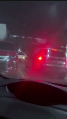 Pareja es captada abriendo carros y robando pertenencias en parqueo de supermercado en SPS