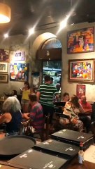 Homem destrói placa de Marielle Franco e quadro de Lula em bar no RJ