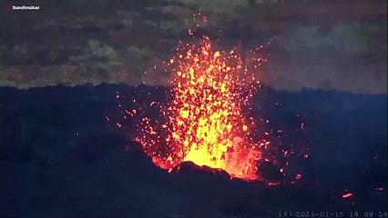 شاهد: بركان آيسلندا المرعب يبتلع المنازل ويحوّل بلدة غريندافيك إلى كتل من رماد