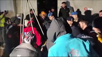 İnşaat çöktü, işçiler enkaz altında kaldı