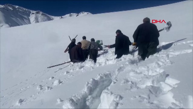 Küreklerle karlı bölgeyi aşıp, mahalleye su getirdiler