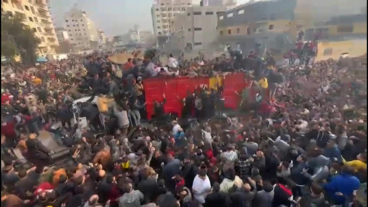 Hungernde Palästinenser stürmen Lastwagen mit Hilfsgütern