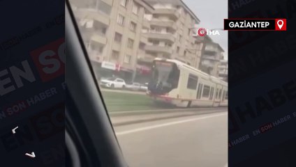 Gaziantep’te tramvayın arkasına binen iki çocuk