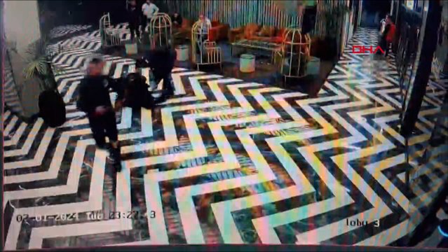 Şişli'de rezidansta uyuşturucu satan şüphelinin yakalandığı anlar kamerada