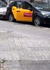 Joven intenta robar dinero de un taxi en Badalona 🚖