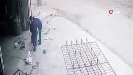 Yanan tenekeye tekme attı, arkadaşını yaktı.